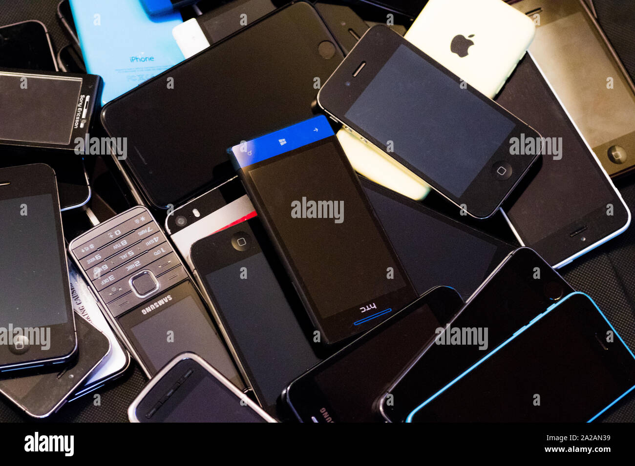 Téléphones mobiles dans une pile Banque D'Images