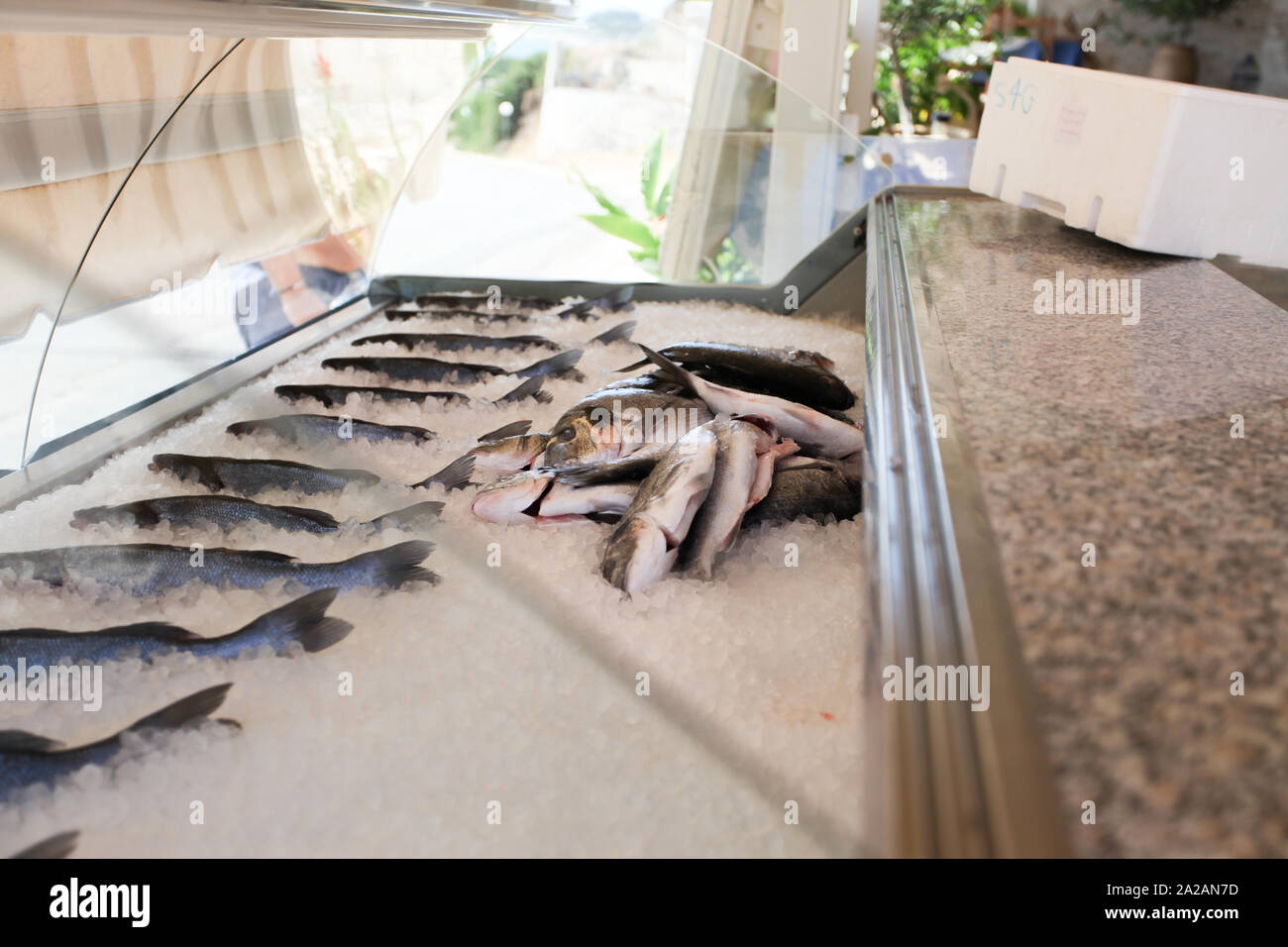 Le poisson frais est vendu sur un vendeur de rue en Grèce, avec l'accent principal est sur le poisson se préparer à la vente et présentés. Banque D'Images