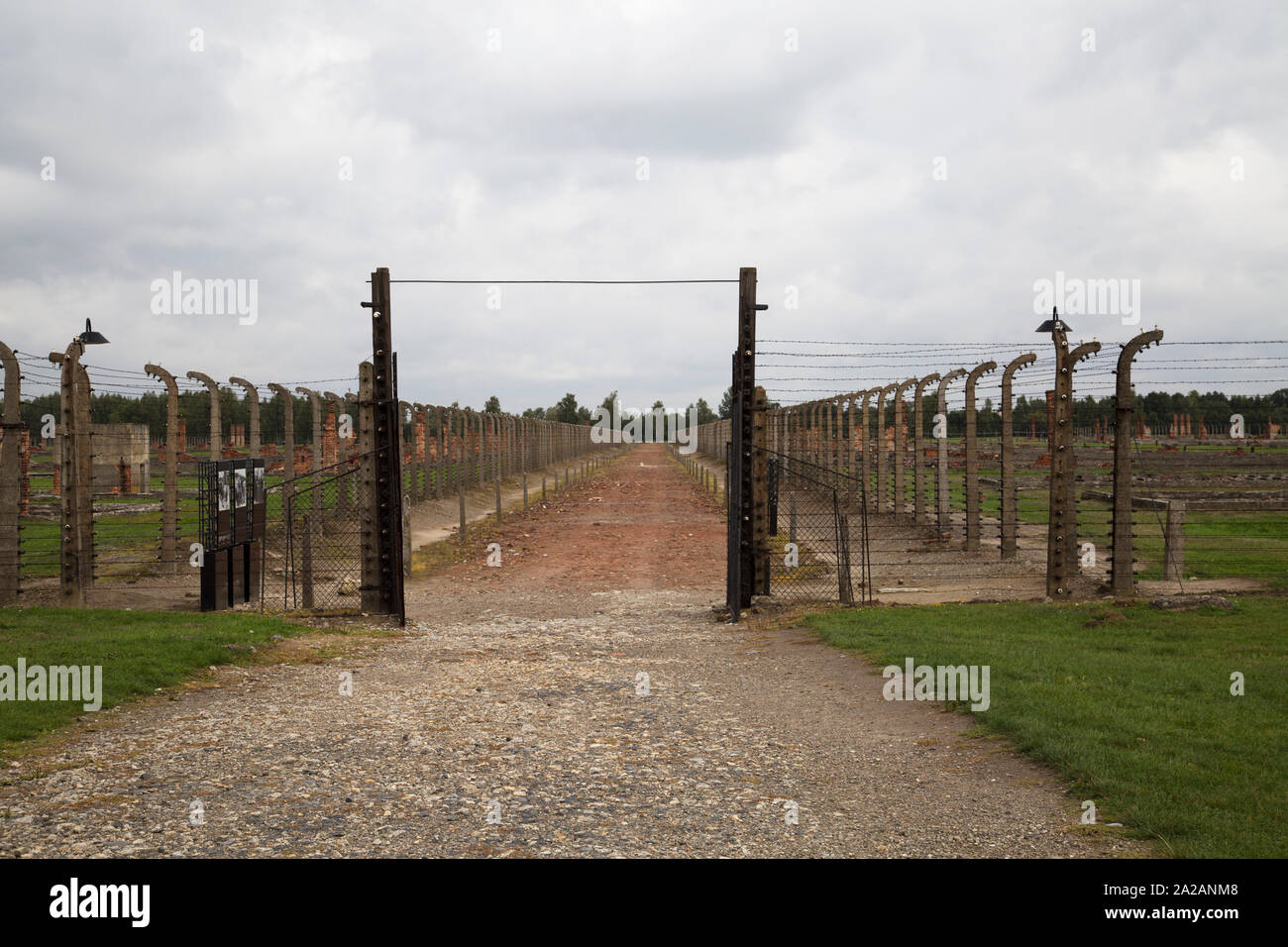 Clôtures électriques, Auschwitz-Birkenau, ancien allemand nazi de concentration et d'extermination camp, Oswiecim, Pologne. Banque D'Images