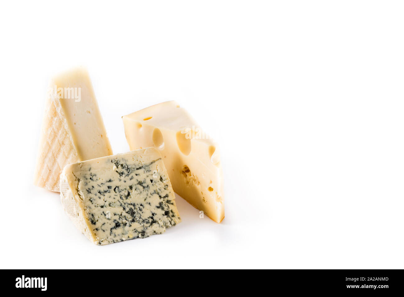 Différents types de fromages isolé sur fond blanc. Copy space Banque D'Images