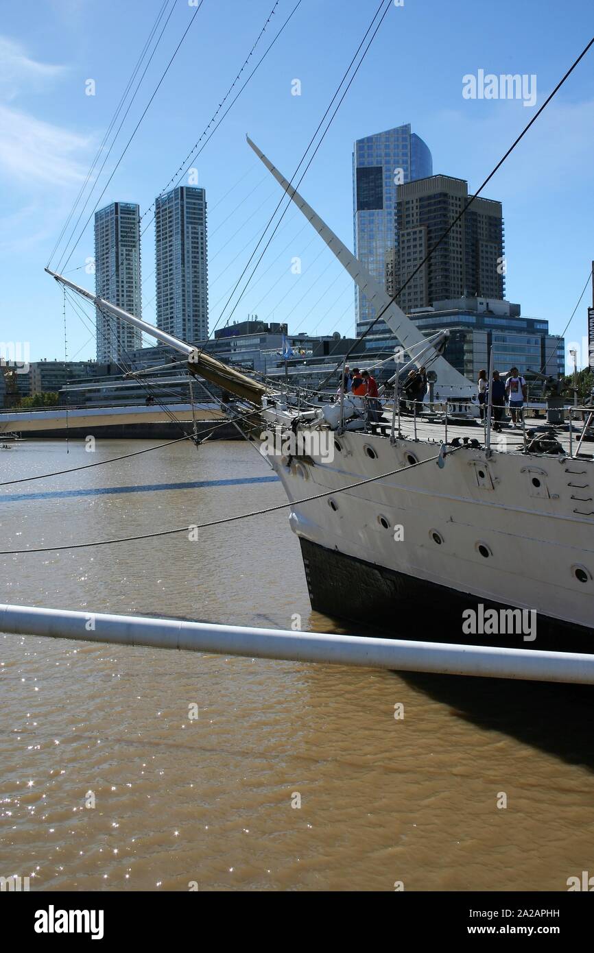 Fragata Sarmiento. Navire de la marine argentine Fragata Sarmiento's bow le long du rio de la Plata avec Puerto Madero gratte-ciel en arrière-plan. Banque D'Images