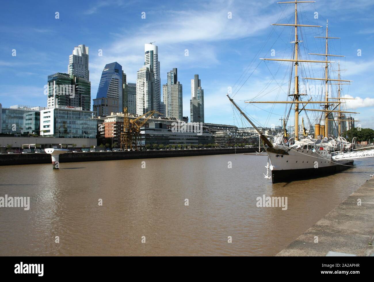 Puerto Madero de Buenos Aires. Navire de la marine argentine Fragata Sarmiento le long du rio de la Plata avec Puerto Madero gratte-ciel en arrière-plan. Banque D'Images