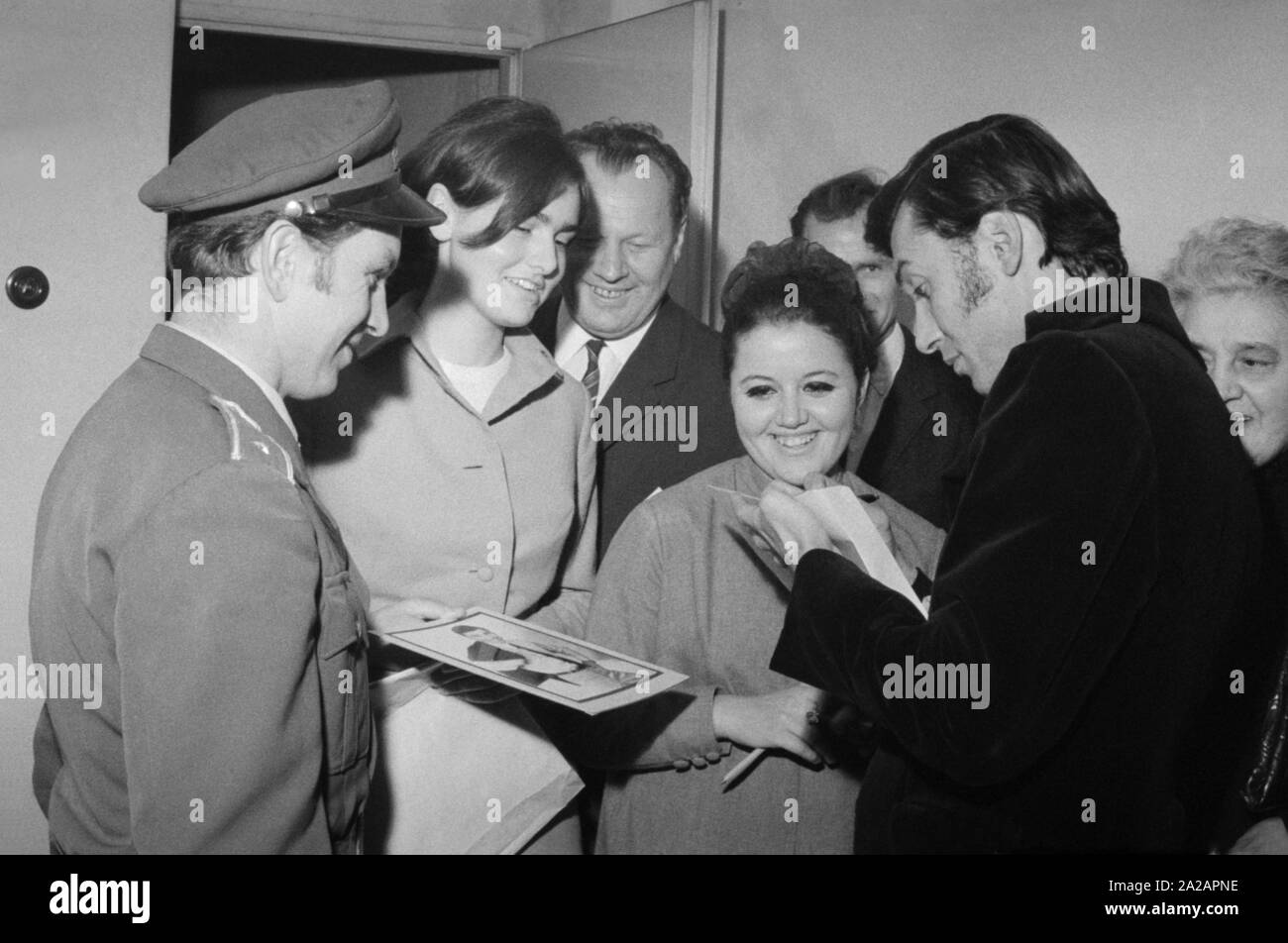 La chanteuse pop donne Karel Gott des autographes à ses fans après un concert à Plzen, le 3 novembre 1968. Photo/CTK Jiri Vlach ***FILE PHOTO*** Plus populaires Cze Banque D'Images