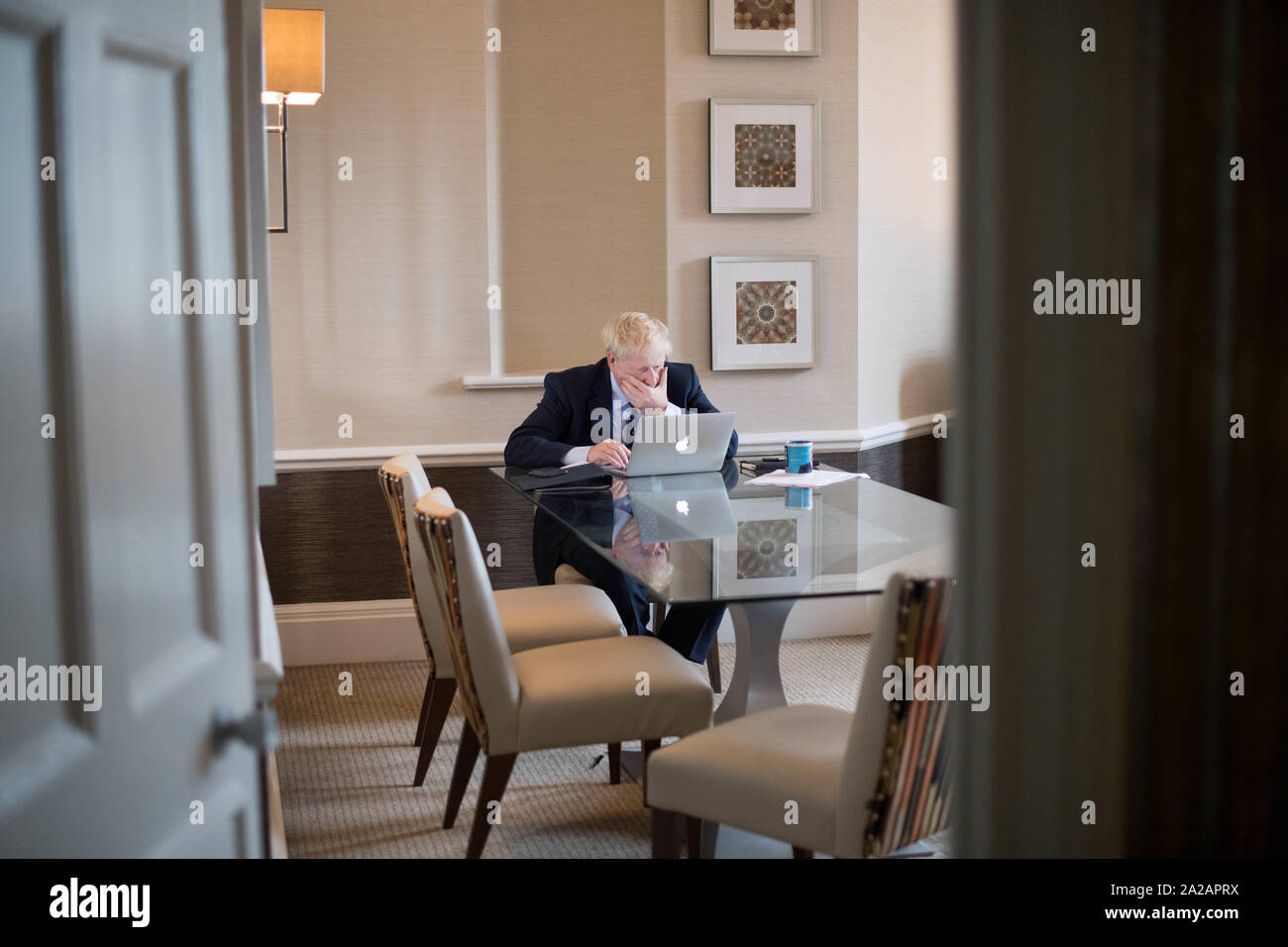 Premier ministre Boris Johnson prépare son discours qu'il va offrir à la conférence du parti conservateur à Manchester demain. PA Photo. Photo date : mardi 1 octobre 2019. Voir histoire de PA principal conservateur. Crédit photo doit se lire : Stefan Rousseau/PA Wire Banque D'Images