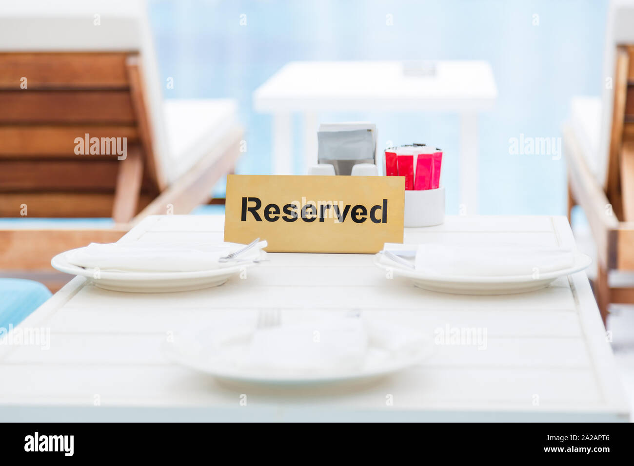 Table réservée dans le salon près de la piscine. Banque D'Images