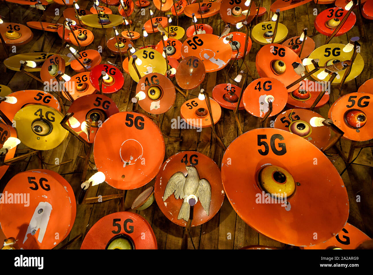 Kolkata, Inde. 09Th Oct, 2019. Pandal temporaires (lieu de prière) décoré de concept créatif de rayonnement Mobile et ses mauvais effets pendant le festival.Durgapuja est la plus grande fête hindoue célébrée à Kolkata et fonctionne pendant 9 jours. Durga est une description de la puissance de la déesse dans la mythologie Hindoue. Credit : SOPA/Alamy Images Limited Live News Banque D'Images