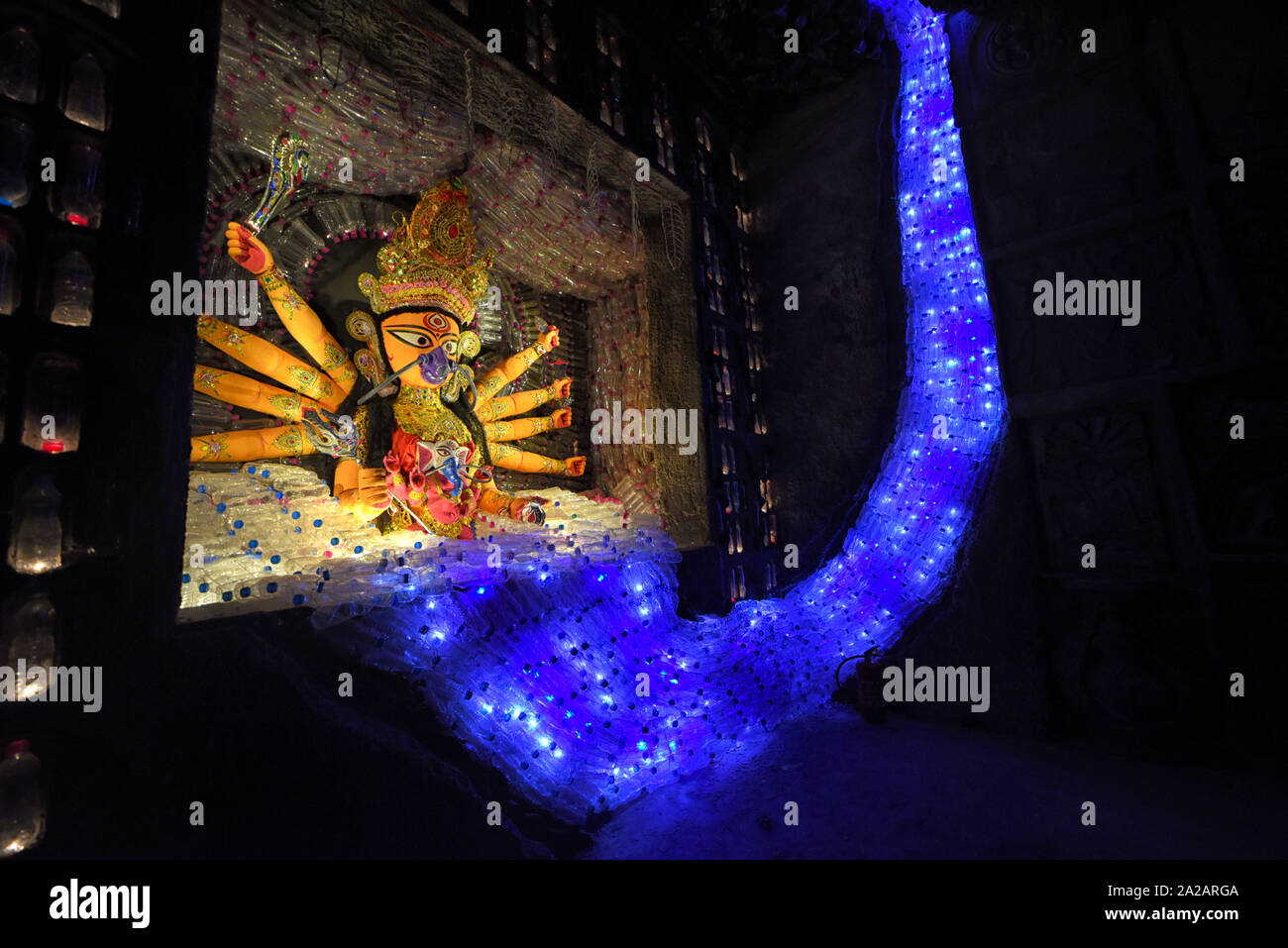 Kolkata, Inde. 09Th Oct, 2019. Une idole de Durga Devi portant un masque pour créer une prise de conscience de la pollution de l'air, pendant le festival.Durgapuja est la plus grande fête hindoue célébrée à Kolkata et fonctionne pendant 9 jours. Durga est une description de la puissance de la déesse dans la mythologie Hindoue. Credit : SOPA/Alamy Images Limited Live News Banque D'Images