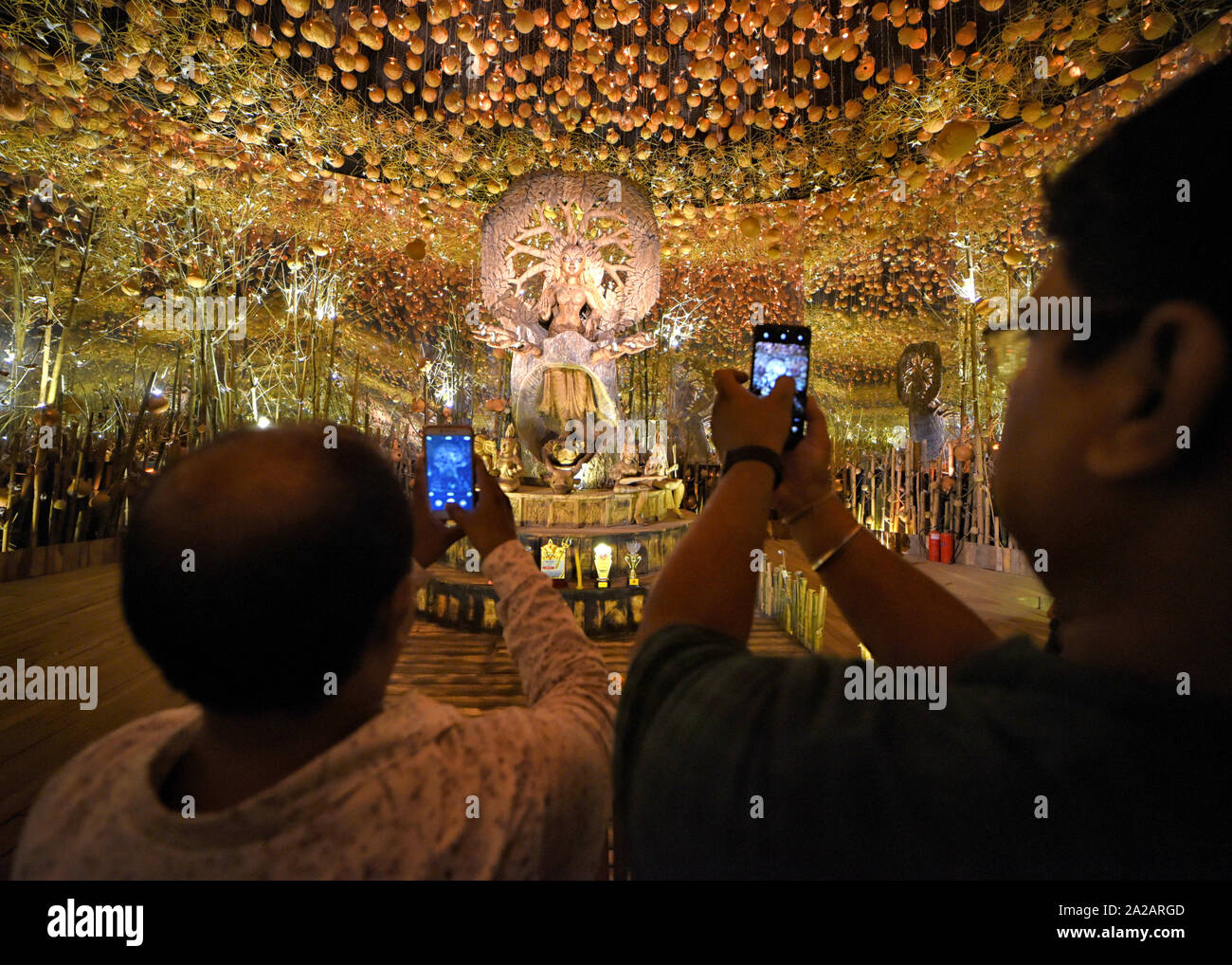 Kolkata, Inde. 09Th Oct, 2019. Les personnes qui prennent des photos des différentes étapes de temporaire Pandals (culte) pendant le festival.Durgapuja est la plus grande fête hindoue célébrée à Kolkata et fonctionne pendant 9 jours. Durga est une description de la puissance de la déesse dans la mythologie Hindoue. Credit : SOPA/Alamy Images Limited Live News Banque D'Images