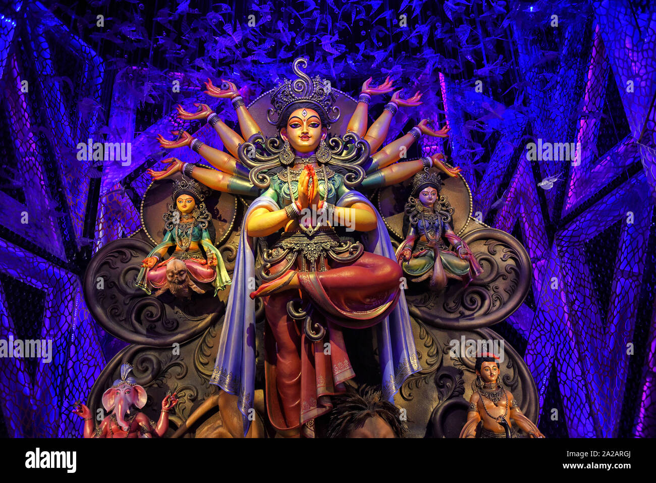 Kolkata, Inde. 09Th Oct, 2019. Pandal temporaires (lieu de prière) décorées avec des concepts créatifs de fête pendant le festival.Durgapuja est la plus grande fête hindoue célébrée à Kolkata et fonctionne pendant 9 jours. Durga est une description de la puissance de la déesse dans la mythologie Hindoue. Credit : SOPA/Alamy Images Limited Live News Banque D'Images