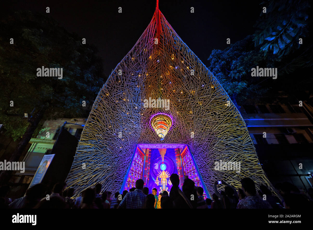 Kolkata, Inde. 09Th Oct, 2019. Les personnes qui prennent des photos des différentes étapes de temporaire Pandals (culte) pendant le festival.Durgapuja est la plus grande fête hindoue célébrée à Kolkata et fonctionne pendant 9 jours. Durga est une description de la puissance de la déesse dans la mythologie Hindoue. Credit : SOPA/Alamy Images Limited Live News Banque D'Images