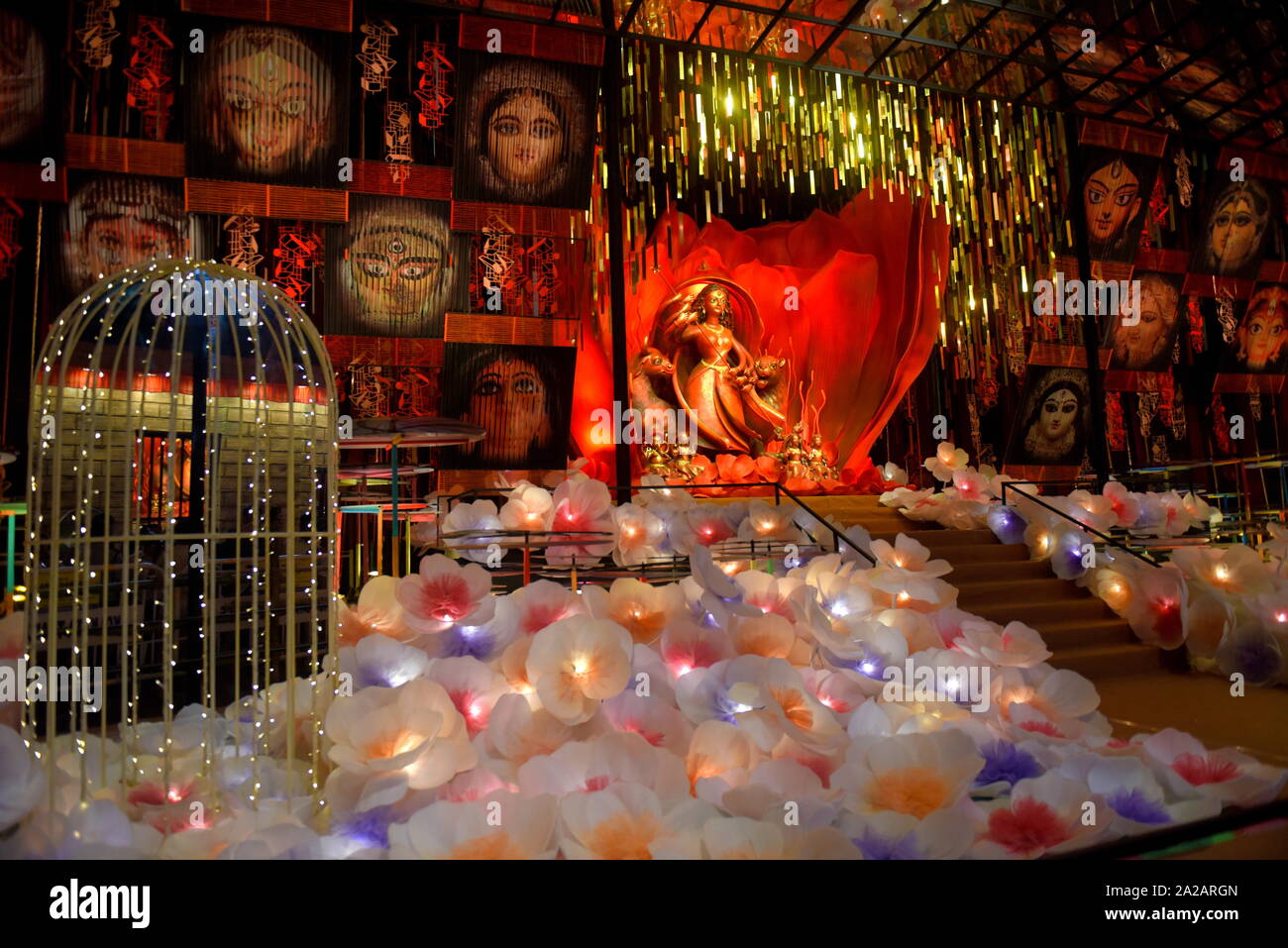 Kolkata, Inde. 09Th Oct, 2019. Pandal temporaires (lieu de prière) décorées avec des concepts créatifs de fête pendant le festival.Durgapuja est la plus grande fête hindoue célébrée à Kolkata et fonctionne pendant 9 jours. Durga est une description de la puissance de la déesse dans la mythologie Hindoue. Credit : SOPA/Alamy Images Limited Live News Banque D'Images