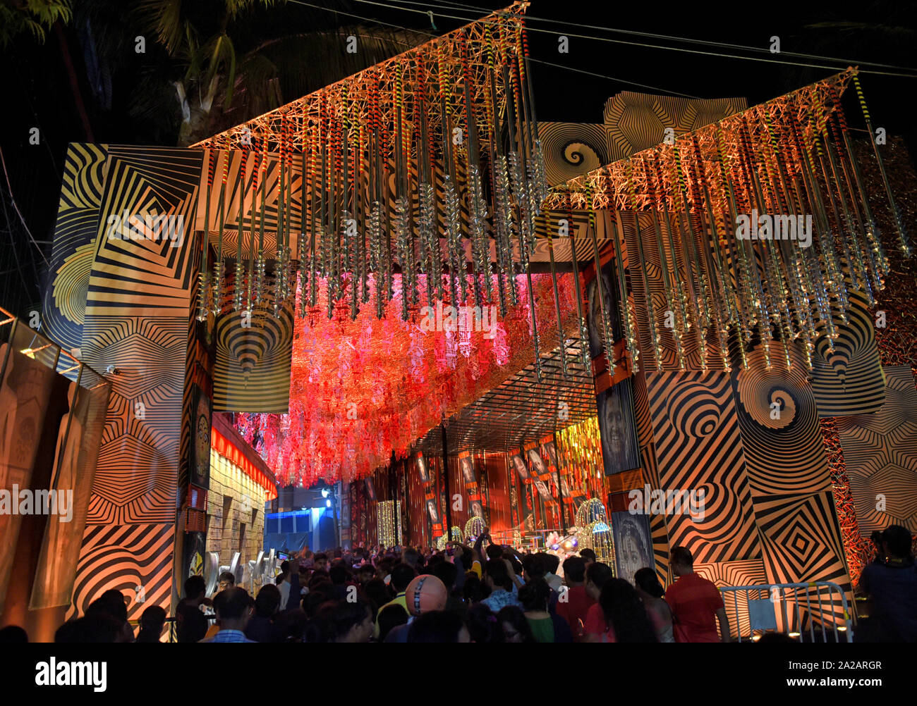 Kolkata, Inde. 09Th Oct, 2019. Déplacement de personnes à différents stades de temporaire Pandals (culte) pendant le festival.Durgapuja est la plus grande fête hindoue célébrée à Kolkata et fonctionne pendant 9 jours. Durga est une description de la puissance de la déesse dans la mythologie Hindoue. Credit : SOPA/Alamy Images Limited Live News Banque D'Images