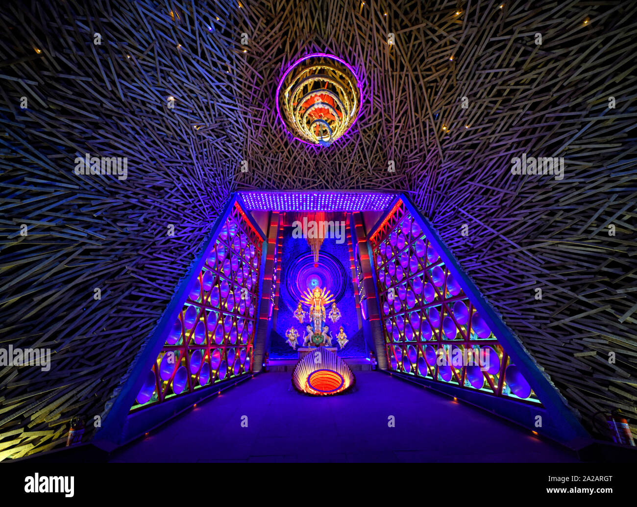 Kolkata, Inde. 09Th Oct, 2019. Pandal temporaires (lieu de prière) décorées avec des concepts créatifs de fête pendant le festival.Durgapuja est la plus grande fête hindoue célébrée à Kolkata et fonctionne pendant 9 jours. Durga est une description de la puissance de la déesse dans la mythologie Hindoue. Credit : SOPA/Alamy Images Limited Live News Banque D'Images