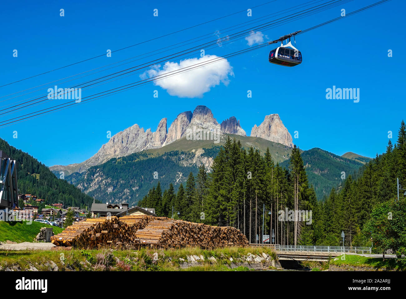 Alba-Col téléphérique dei Rossi, l'Italien Dolomites autour de Canazei, Sud Tyrol, Alpes italiennes, l'Italie, avec des tas de billes, Sassolungo peaks derrière Banque D'Images