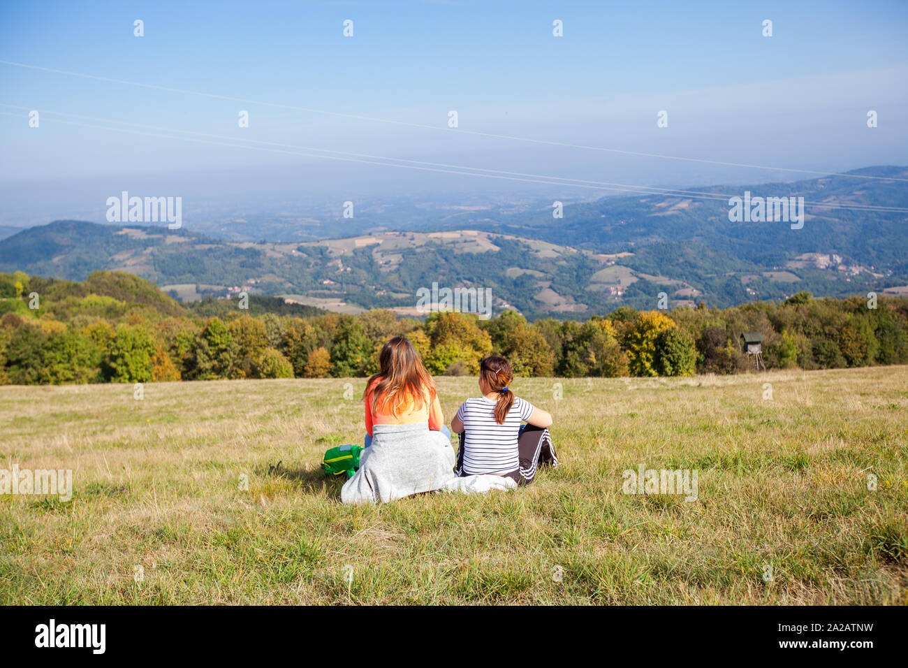 Womans randonneur se détendre après la marche, bénéficiant d'une belle nature paysage de Rajac , Serbie , vue arrière de femme méconnaissable Banque D'Images