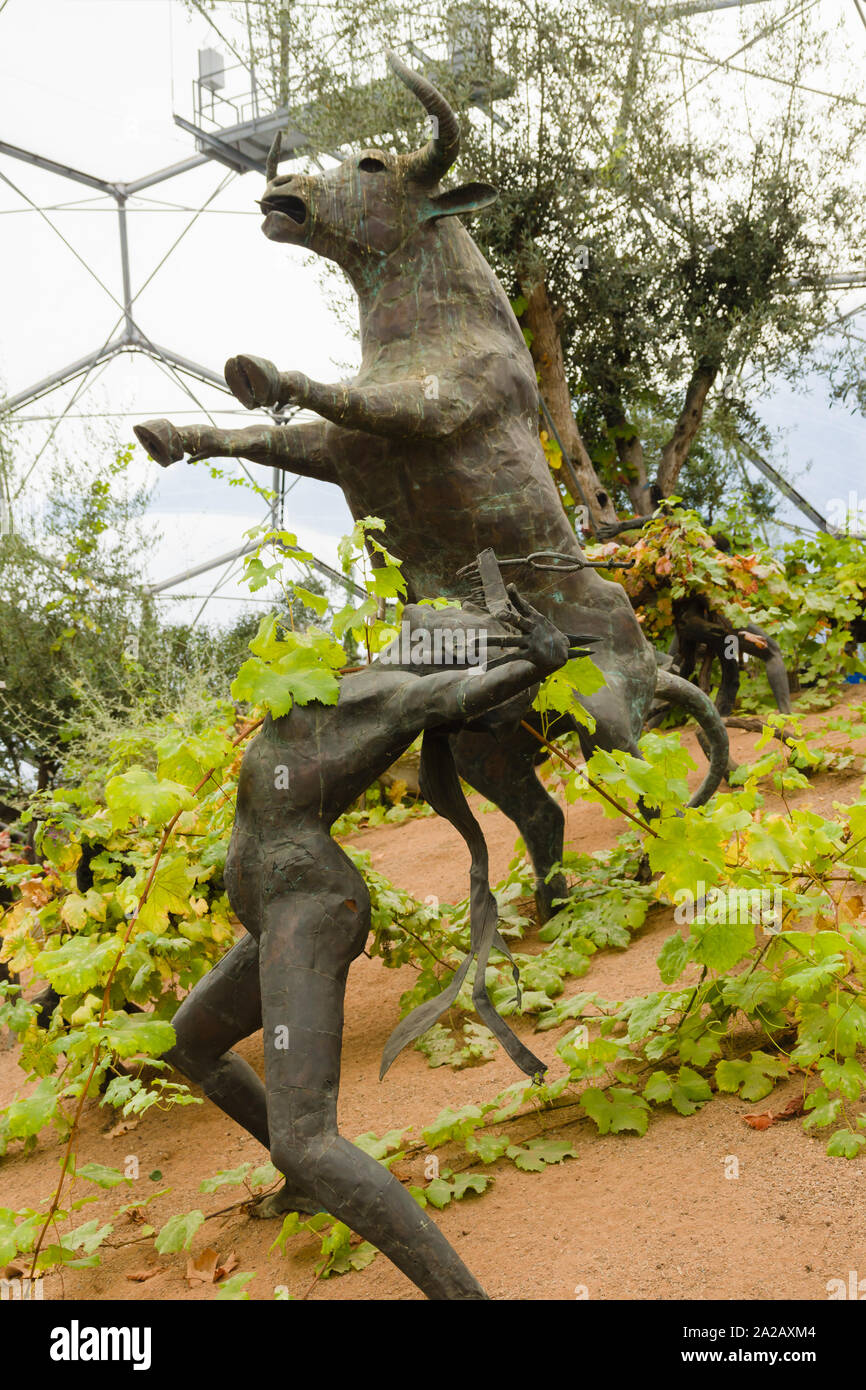 Les rites de Dionysos et ménades sculpture du taureau par l'artiste Tim Shaw dans l'Eden Project biome méditerranéen Cornwall Banque D'Images