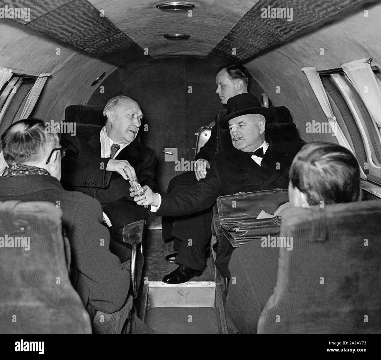 Le chancelier Konrad Adenauer et le Haut Commissaire français en république fédérale d'Allemagne Andre Francois-Poncet battant à Paris dans un avion spécial. Banque D'Images