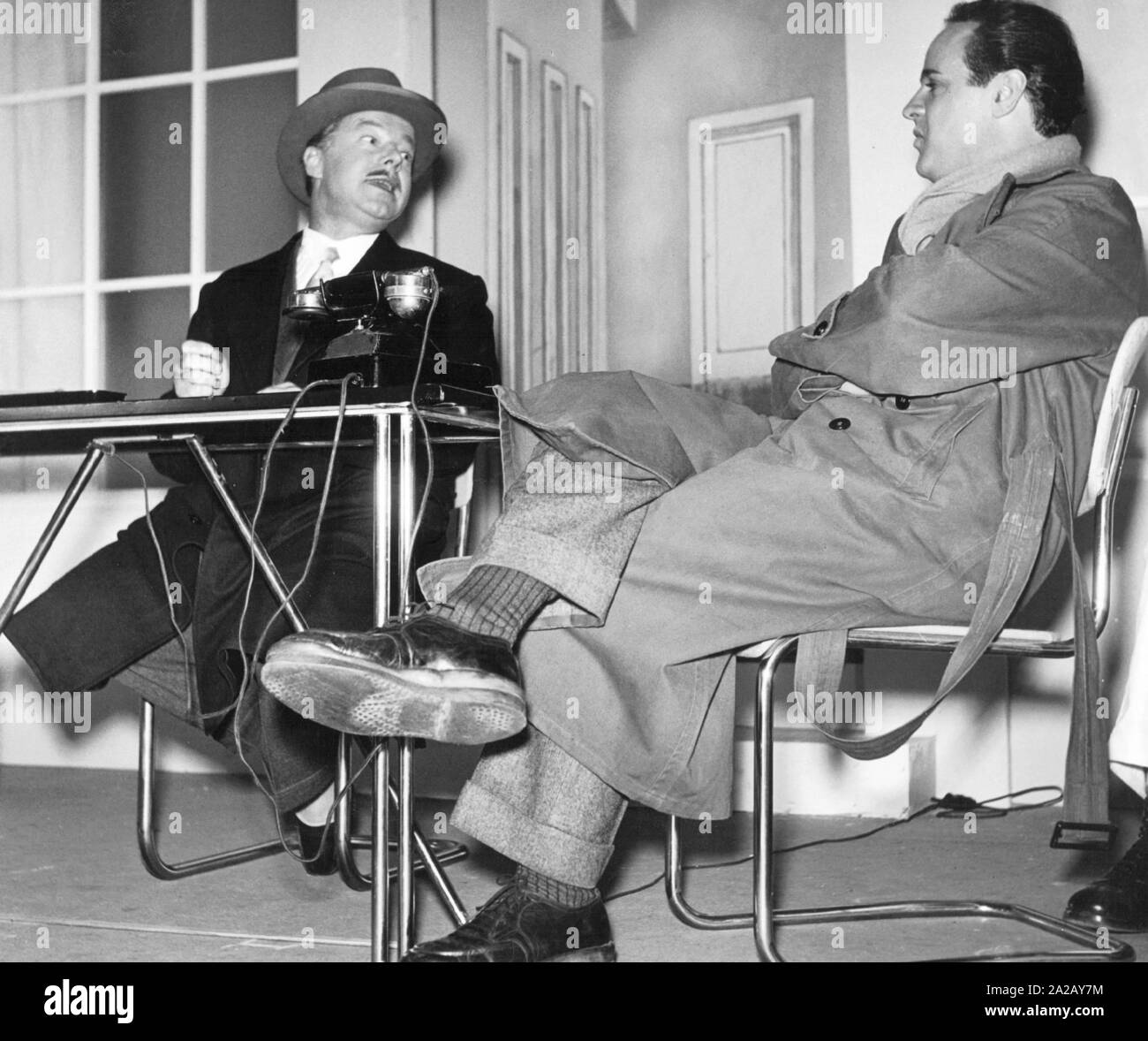 Heinz Ruehmann et Ulrich Beige dans "mon ami Harvey' par Mary Chase dans une performance dans la Kammerspiele de Munich. Banque D'Images