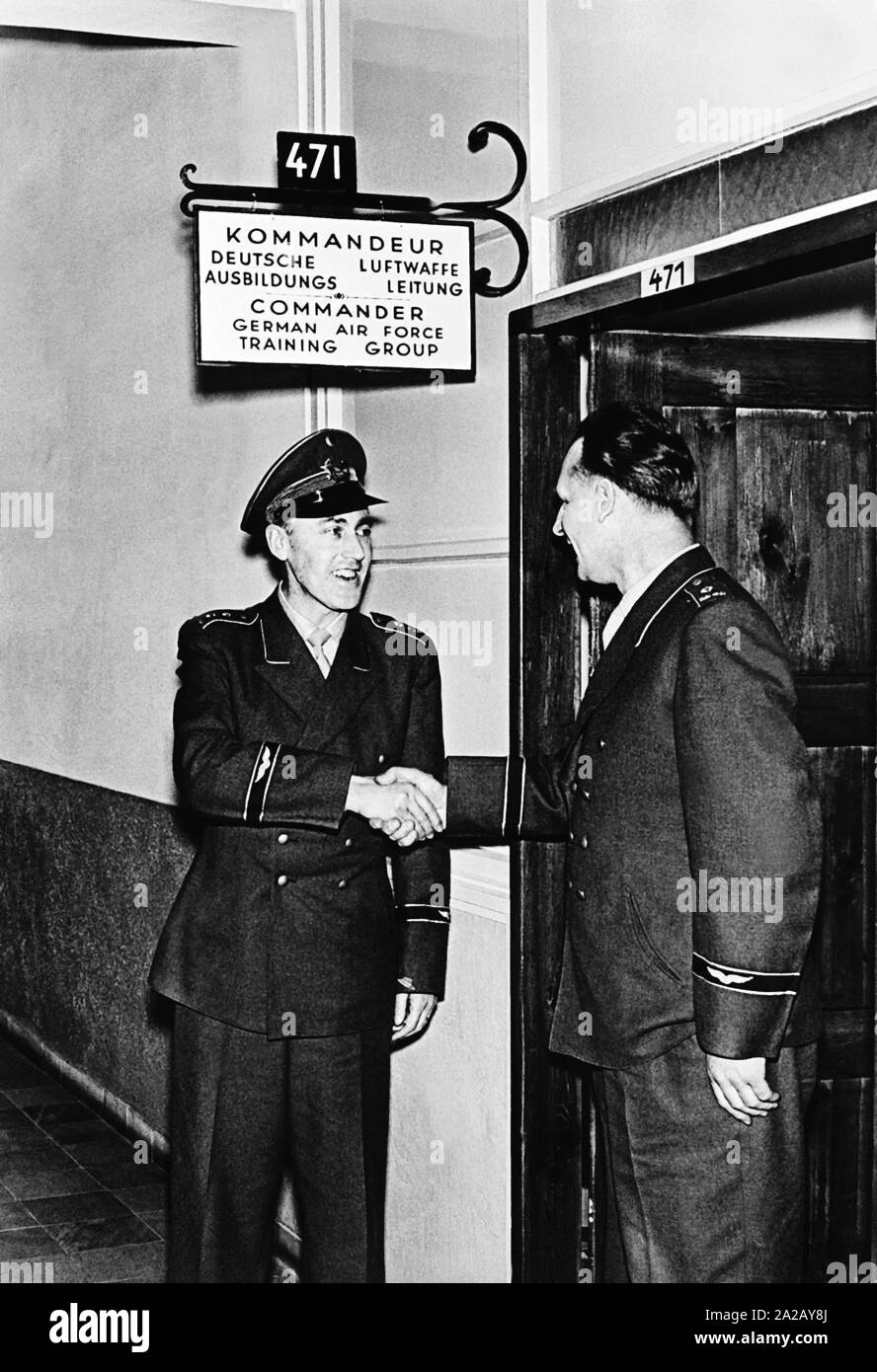 Les officiers de la Force aérienne allemande agiter la main de l'autre. La formation du premier pilote allemand a eu lieu dans les bases de l'US Air Force. Banque D'Images