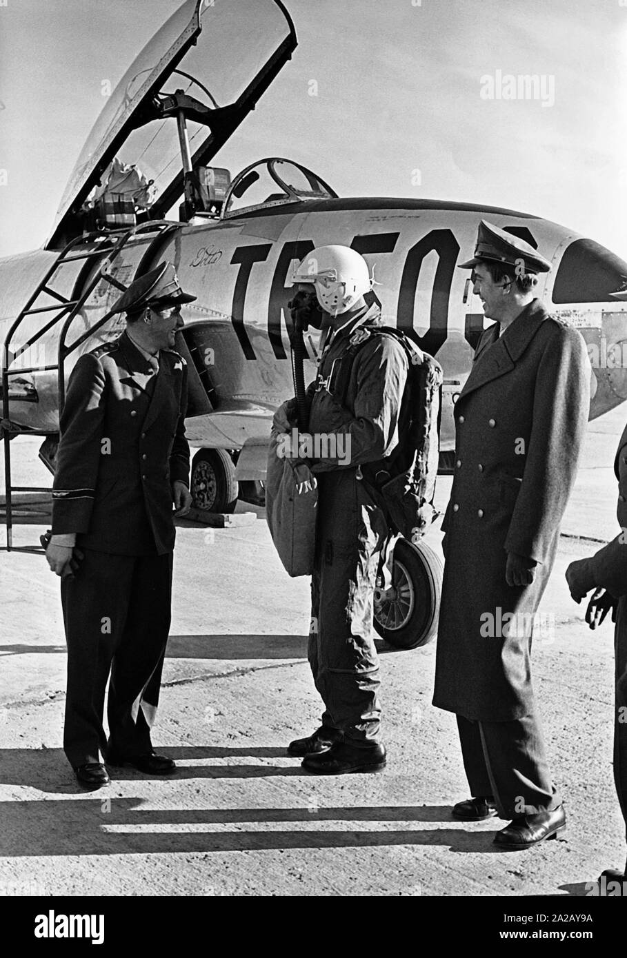 Un projet pilote de la Bundeswehr avec d'autres officiers de la Luftwaffe en face d'un plan de formation sur la base aérienne américaine Fuerstenfeldbruck. Banque D'Images