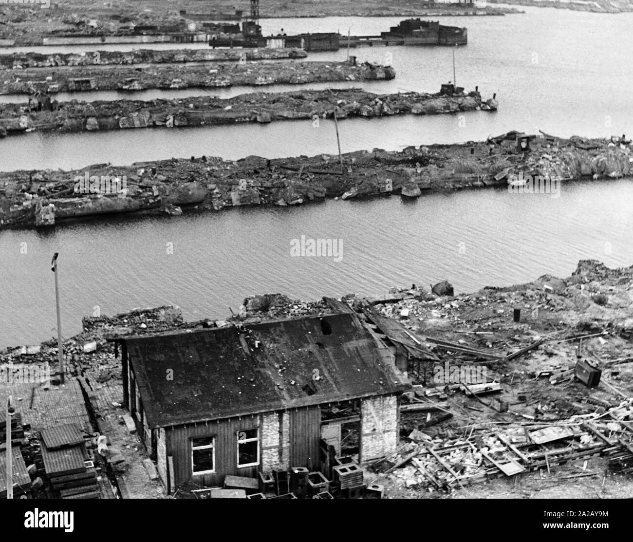 Les quais de Wilhelmshaven qui ont été détruits en raison de l'ordre de démantèlement des Alliés. Le démontage comme une forme de réparation de l'Allemagne défaite affectés 1 800 entreprises de l'industrie sidérurgique, l'industrie chimique, l'ingénierie et l'industrie automobile, les chantiers navals et les usines des fournisseurs de l'industrie extractive. À la fin de 1950, le démantèlement a été abandonnée en Allemagne de l'Ouest. La valeur totale de l'installations de démantèlement est estimé à environ 5,4 milliards de DM. Banque D'Images