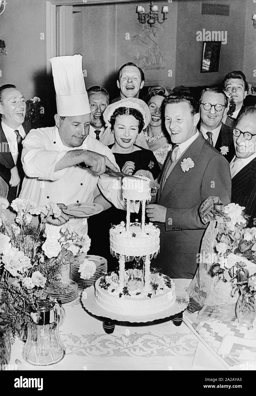 Le gâteau de mariage est réduit au mariage d'Ilse Werner et Josef Niessen, Directeur de l'orchestre de danse de Nuremberg la Radio bavaroise. Banque D'Images