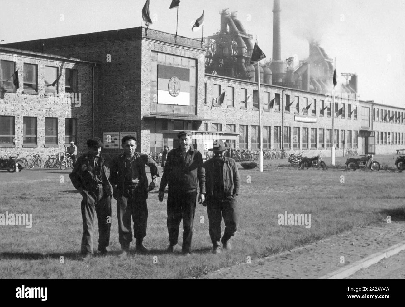 Travailleurs en face d'une nouvelle charpente métallique en Stalinstadt. Banque D'Images