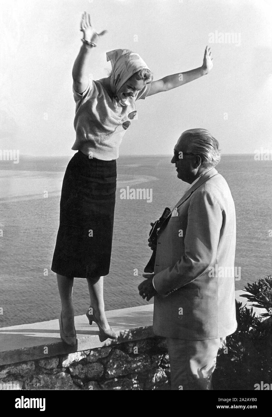 L'actrice Romy Schneider et son beau-père Hans Herbert Blatzheim à la mer. Banque D'Images