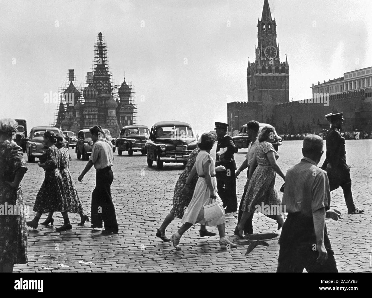 Les passants sur la Place Rouge à Moscou. Dans l'arrière-plan vous pouvez voir la cathédrale de Vasily la bienheureuse (communément connu sous le nom de la cathédrale de Saint Basil) sur la Place Rouge, à droite du Kremlin. Banque D'Images