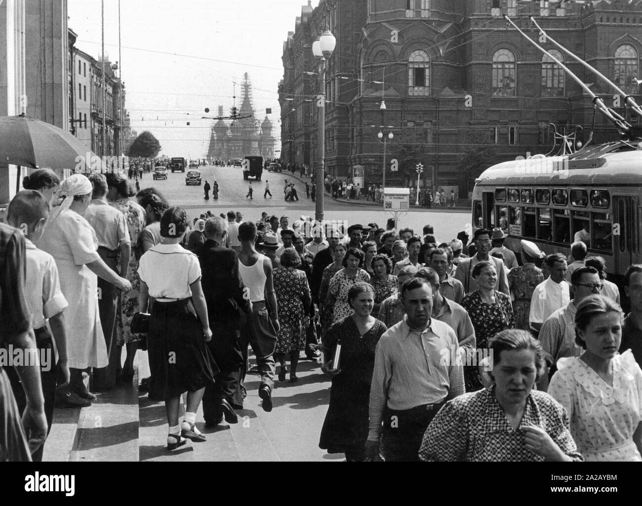 Les passants dans une rue de Moscou. Dans l'arrière-plan, la cathédrale de Vasily la bienheureuse (communément connu sous le nom de la cathédrale de Saint Basil) sur la Place Rouge. Banque D'Images