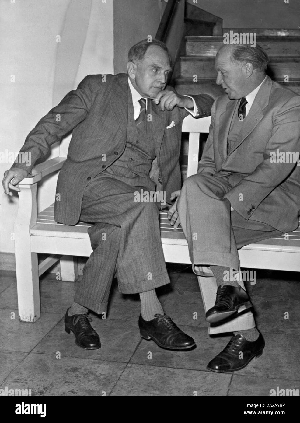 Les deux prix Nobel allemand, Otto Hahn (Prix Nobel de chimie en 1944, à gauche) et Werner Heisenberg (Prix Nobel de physique en 1932, à droite) avoir une conversation. Banque D'Images