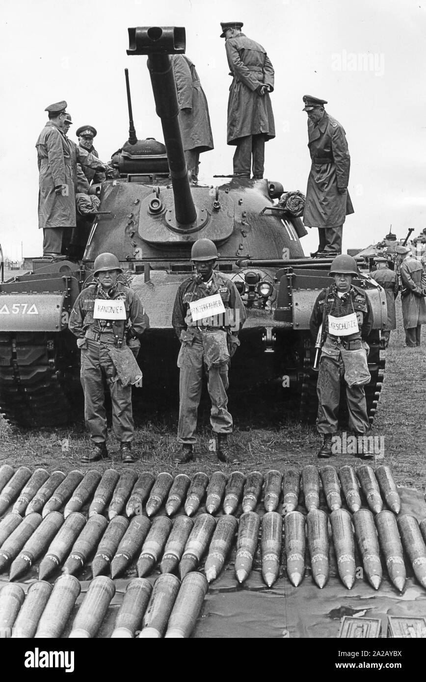 Les officiers de la Bundeswehr sont introduits dans l'utilisation des armes et du matériel à l'American Armored Division "Hell on Wheels", ici dans le char américain M-48. Banque D'Images