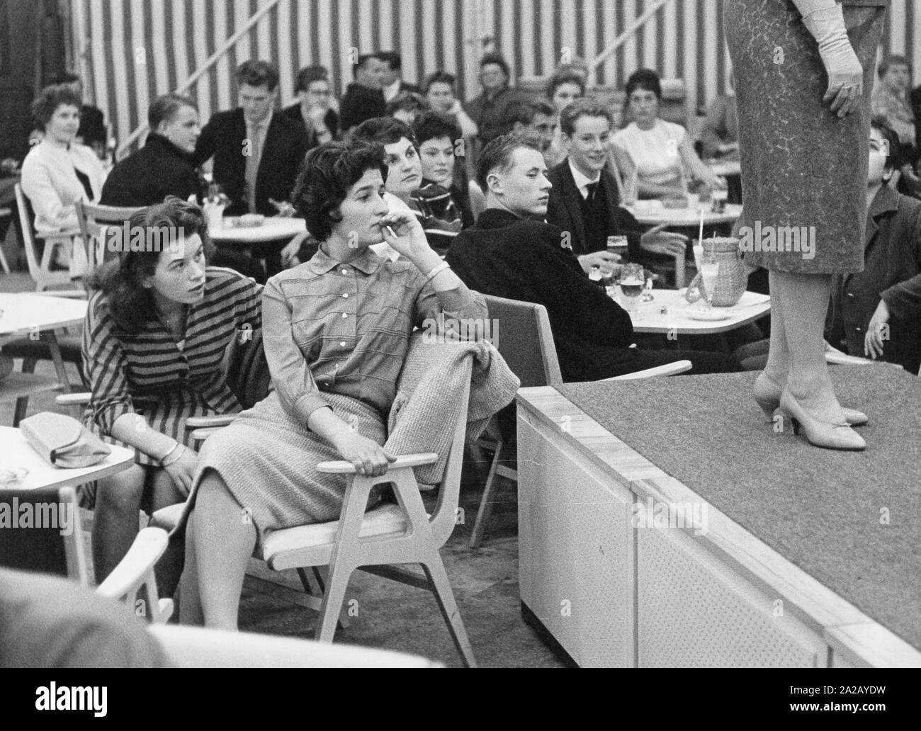 Défilé de mode par Heinz Bormann, le 'Dior' de la RDA à Berlin Est. Banque D'Images