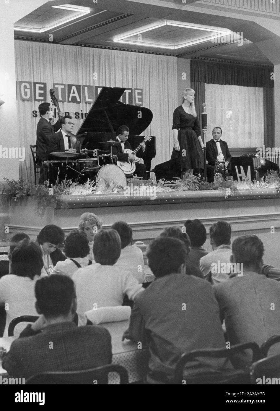 Concours talents des élèves, une bande avec la chanteuse joue sur la scène, le public écoute. Banque D'Images