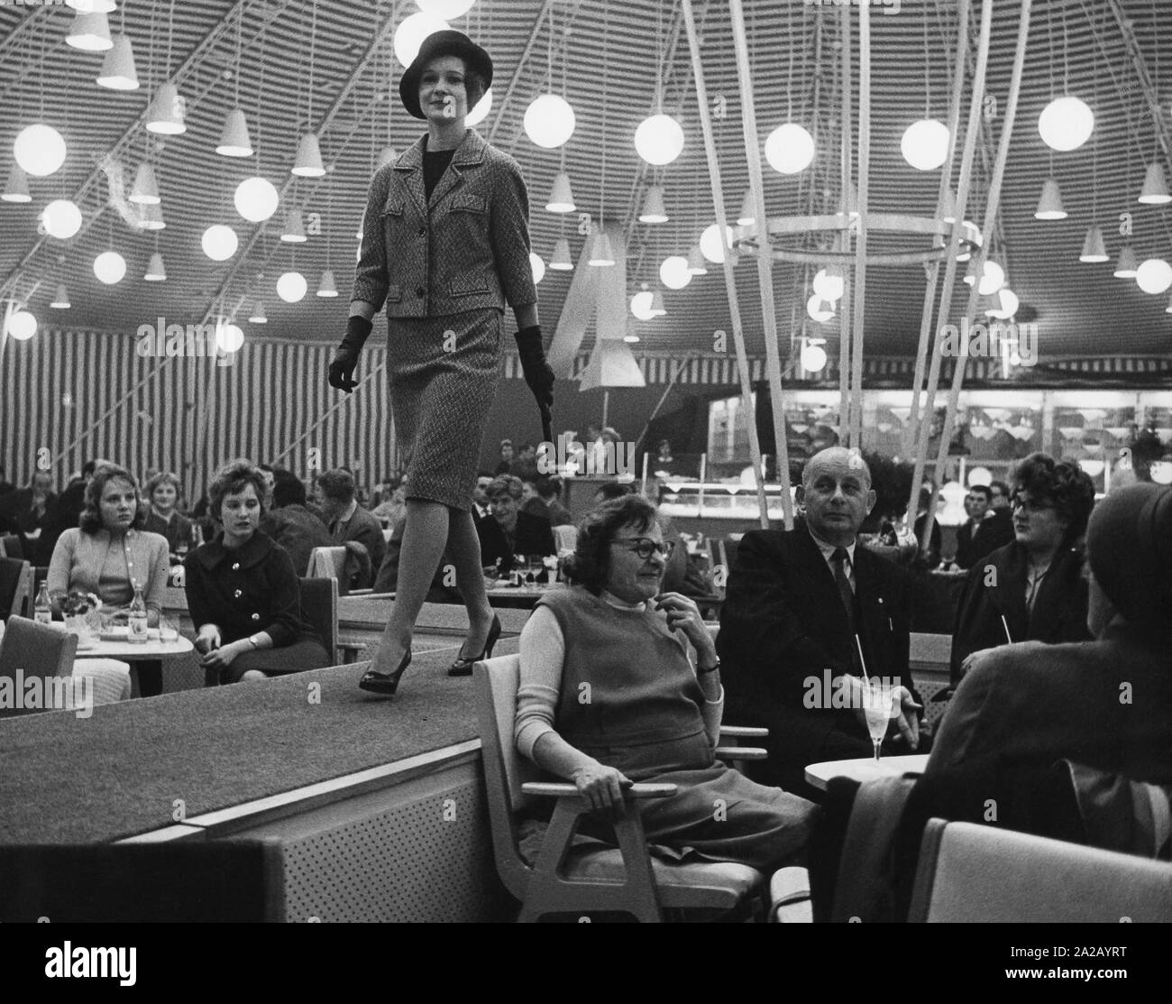 Evelyn modèle présente un costume avec chapeau, conçu par le couturier Heinz Bormann de Magdebourg. Banque D'Images