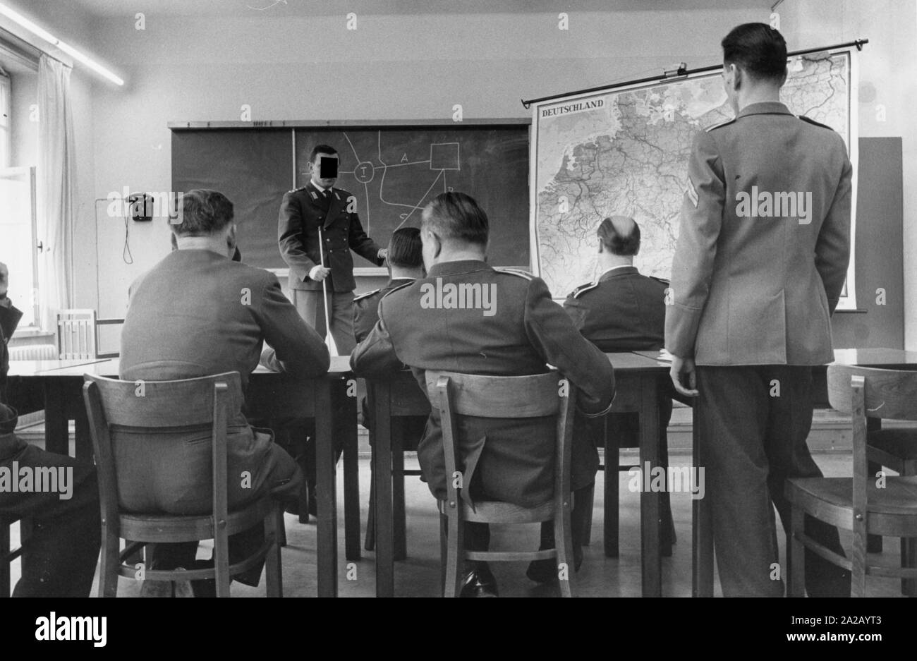 Dans la défense de l'école sont enseignées les stagiaires fou avec l'aide de croquis au tableau et une carte de l'Allemagne. Banque D'Images