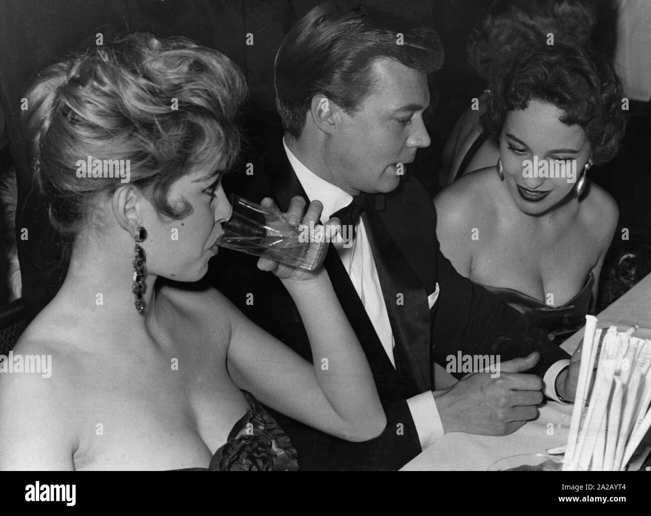 Karlheinz Boehm (milieu) avec son épouse Elisabeth Zonewa (droite) et Brigitte Bardot (gauche) à la table durant l'Filmschau. Banque D'Images