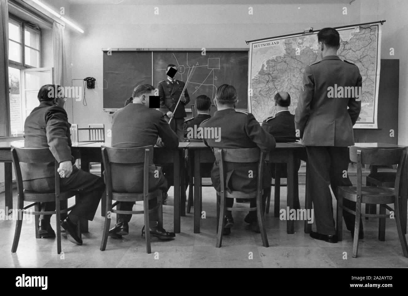 Dans la défense de l'école sont enseignées les stagiaires fou avec l'aide de croquis au tableau et une carte de l'Allemagne. Banque D'Images