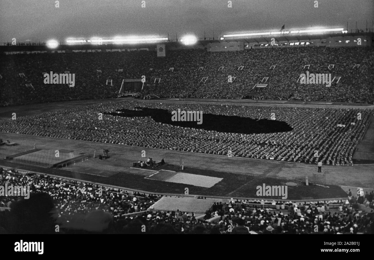 Les sports de masse au cours de l'événement Festival Mondial de la jeunesse à Moscou Stade Lénine du. Dans la photo : la cérémonie d'ouverture, les athlètes formant des images de propagande. Banque D'Images