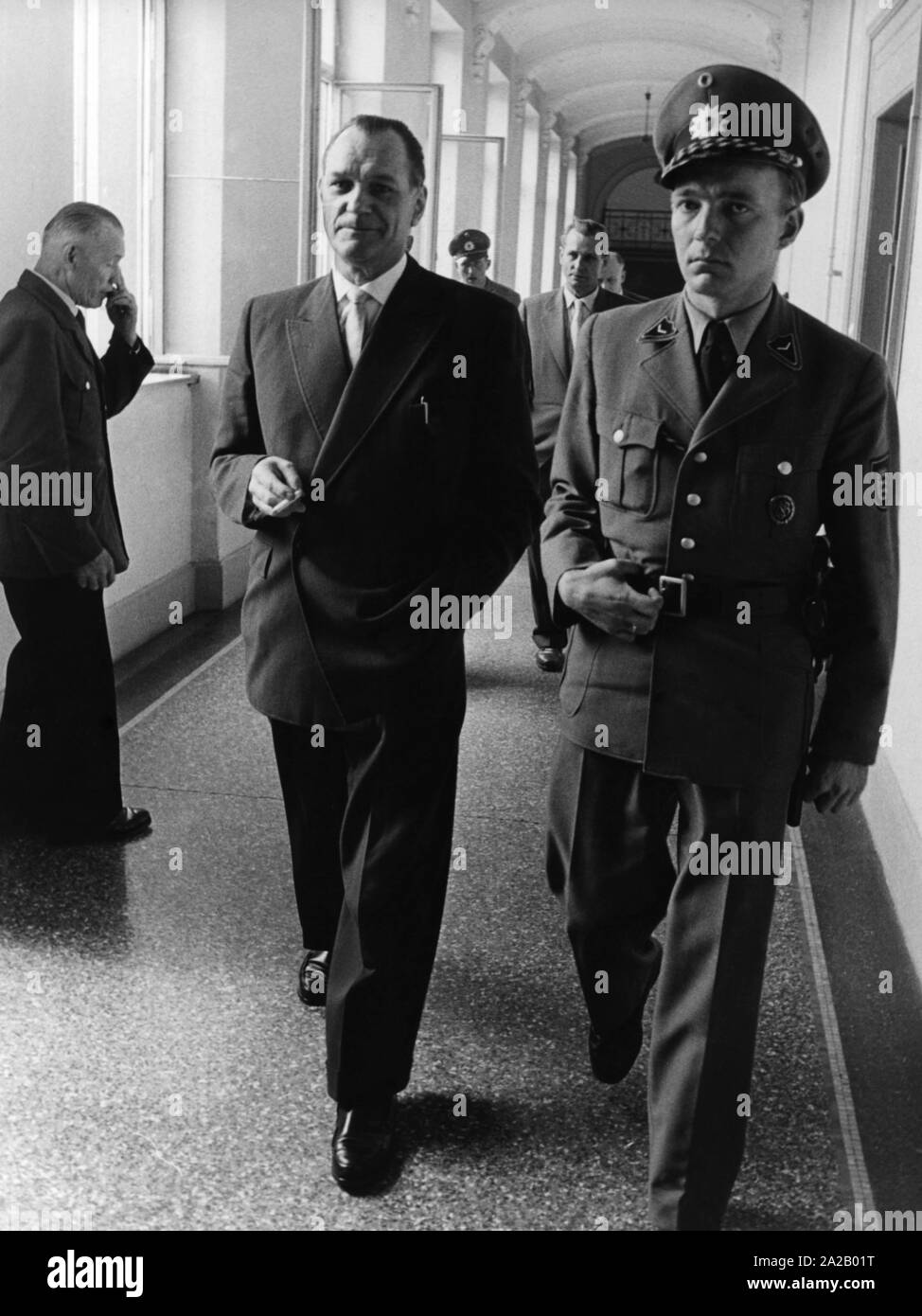 Bernhard Fischer-Schweder (à gauche) était commandant de l'Einsatzkommando Tilsit à Memel, qui a tué plusieurs milliers de Juifs en Lituanie à l'été 1941, en Lituanie. Au procès, Fischer-Schweder Einsatzkommando Ulm a été condamné à 10 ans de prison le 29 août 1958 pour complicité de meurtre dans 526 cas. Banque D'Images