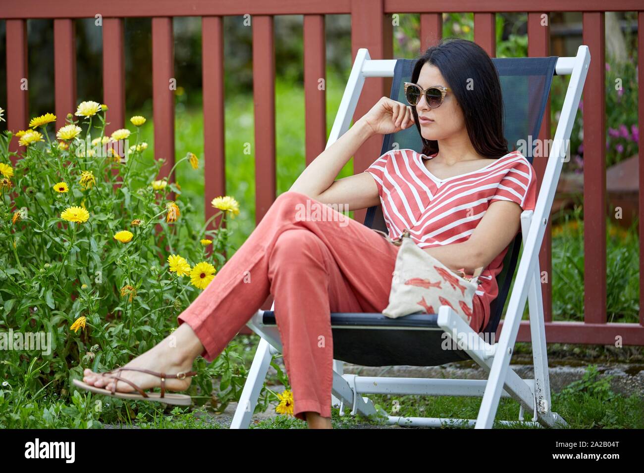 Femme assise sur un transat, centre de vacances, Route de la Corniche,  Hendaye, Aquitaine, Pays Basque, France Photo Stock - Alamy