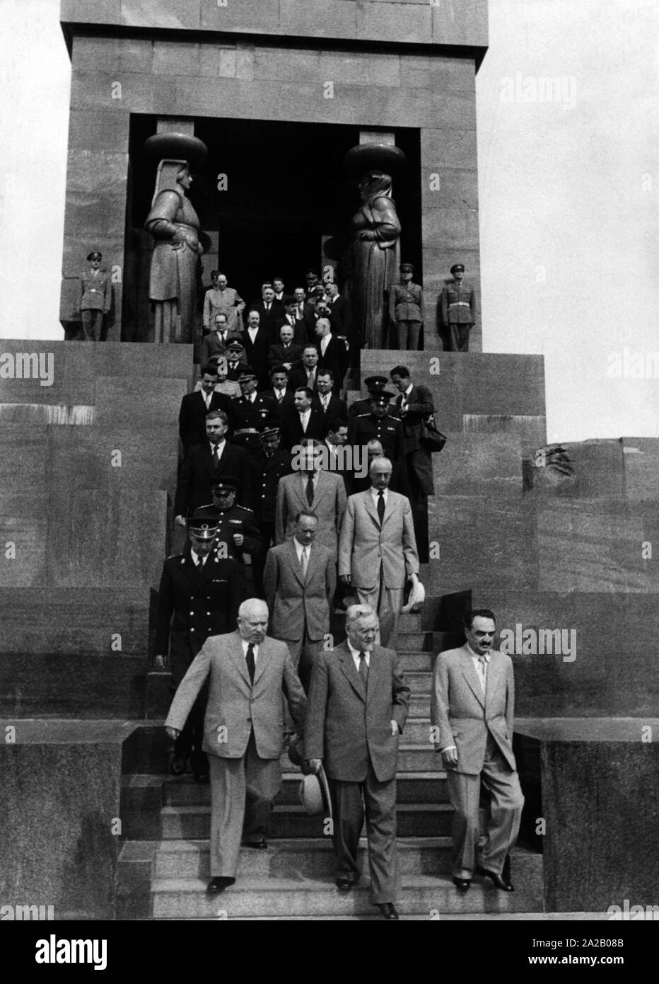 De gauche à droite (première rangée) : Nikita Sergueïevitch Khrouchtchev, Nikolaï Alexandrovitch Boulganine et Anastas Mikoyan visiter le monument du Soldat inconnu à l'avala dans le sud-est de Belgrade. (Photo non datée) Banque D'Images