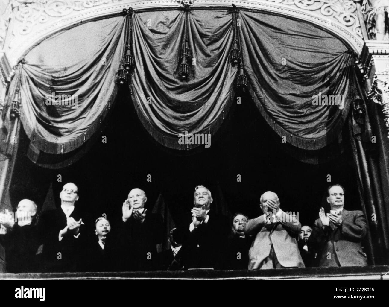 Le chancelier Konrad Adenauer en visite d'État à Moscou dans la boîte du Tsar au Théâtre du Bolchoï. De gauche à droite : Viatcheslav Mikhaïlovitch Molotov (le Ministre russe des Affaires étrangères), Heinrich von Brentano (Ministre des affaires étrangères), Kurt Georg Kiesinger (CSU) de la politique, légèrement couvert, Adenauer, Nikolaï Alexandrovitch Boulganine (Premier Ministre de l'URSS), Carlo Schmid (SPD, légèrement dans l'ombre), Nikita Sergueïevitch Khrouchtchev (chef de parti de l'UCA, mains devant le visage) et Karl Arnold (premier ministre de Rhénanie du Nord-Westphalie, deuxième rangée) et un inconnu. Banque D'Images