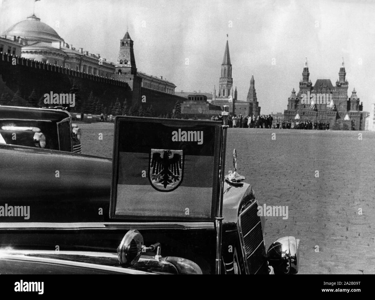 À l'invitation du gouvernement soviétique, le chancelier Konrad Adenauer a visité Moscou betweeb 8 et 14 septembre 1955. Dans l'image d'une voiture décorée avec le service fédéral Bundesdienstflagge (drapeau) à Moscou. Banque D'Images