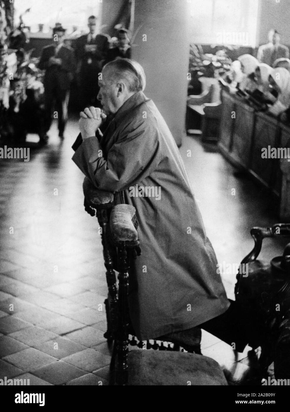 Konrad Adenauer va prier dans une église de Moscou. À l'invitation du gouvernement soviétique, le Chancelier allemand a été à Moscou du 8 au 14 septembre 1955. Banque D'Images