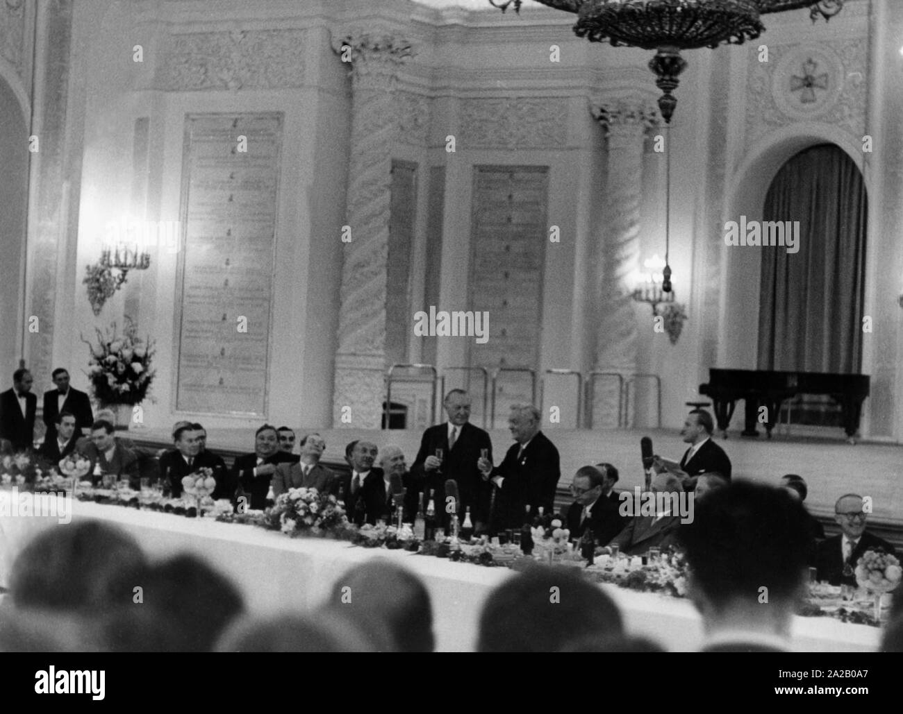 Le chancelier Konrad Adenauer en visite d'état de Moscou. Adenauer (l.) et Nikolaï Aleksandrovitch Boulganine, Premier Ministre de l'URSS (à droite ?) de fonctionnement. Banque D'Images