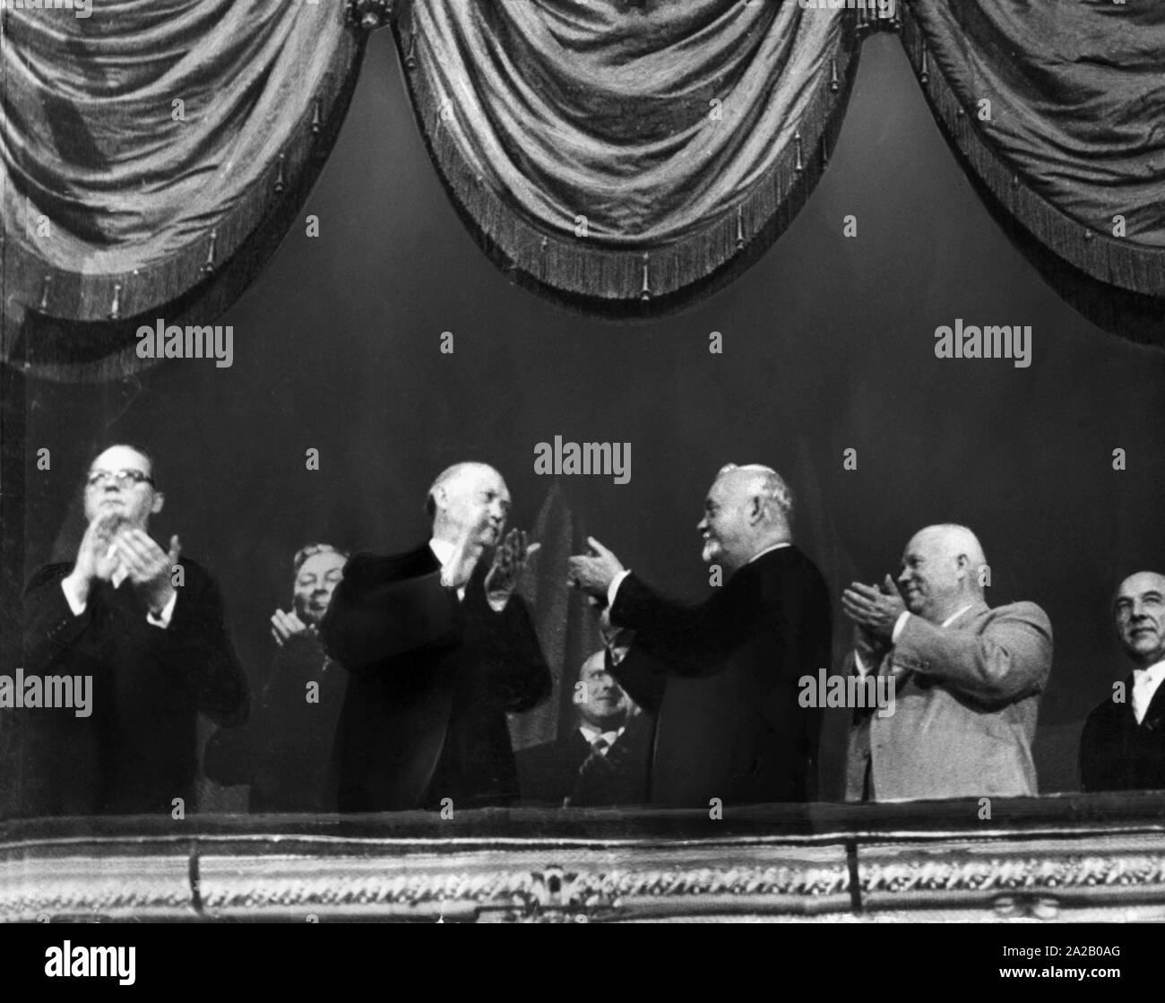 Le chancelier Konrad Adenauer en visite d'État à Moscou dans la boîte du Tsar le Grand Théâtre. De gauche à droite : Heinrich von Brentano (Ministre des affaires étrangères), Kurt Georg Kiesinger (CSU) de la politique, un peu couvert, Adenauer, Nikolaï Alexandrovitch Boulganine (Premier Ministre de l'URSS), Nikita Sergueïevitch Khrouchtchev (chef de parti de l'UCA) et Karl Arnold (premier ministre de Rhénanie du Nord-Westphalie). Banque D'Images