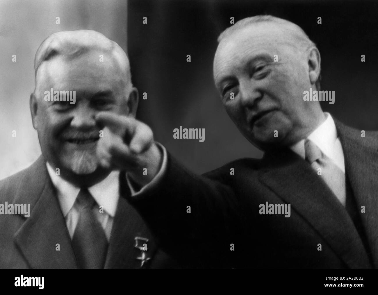 Le chancelier Konrad Adenauer en visite d'état de Moscou. Sur la photo : Adenauer (r.) et le premier ministre de l'URSS, Nikolaï Alexandrovitch Boulganine (l.). Banque D'Images