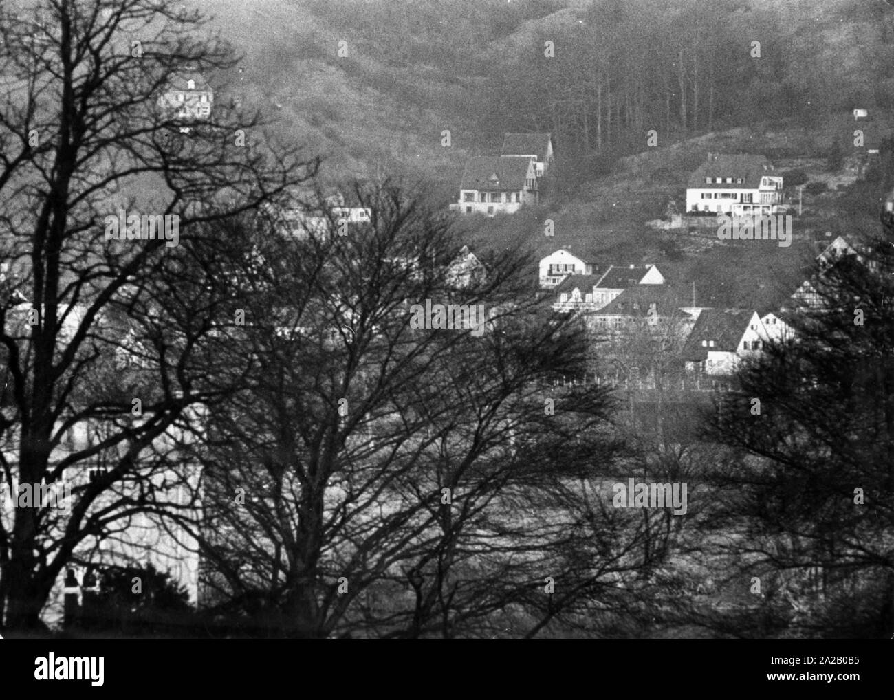 Vue de la maison du chancelier Adenauer (à droite) sur une colline dans Rhoendorf au pied du Siebengebirge. Banque D'Images