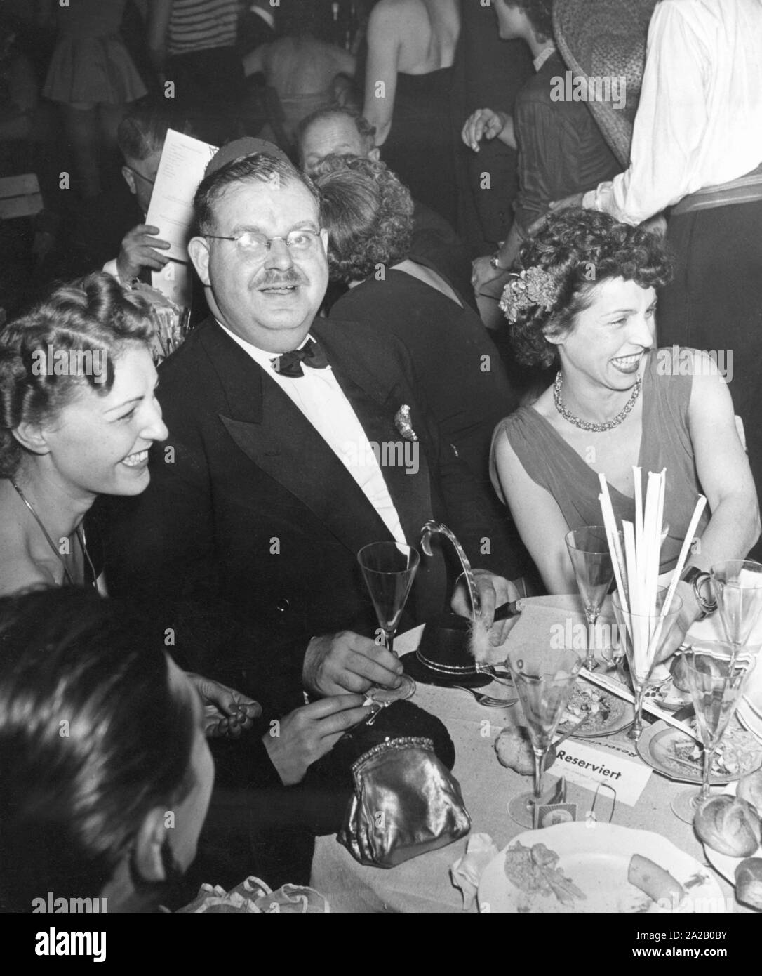 Philipp Auerbach avec son épouse Margit (à gauche) à une boule à Munich. Image non datée, probablement en 1950. Banque D'Images